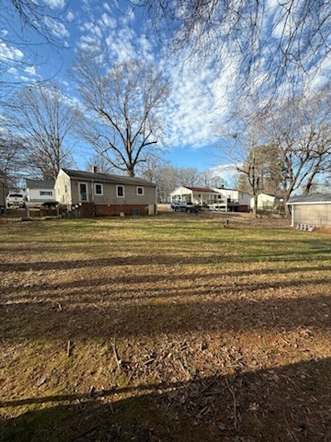 Building Photo - 3 bed, one bath house in Mebane