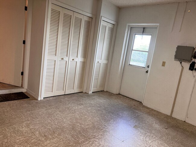 Building Photo - 3BD/2BA
