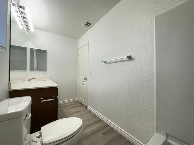 Building Photo - Blue Diamond Springs- & 5B