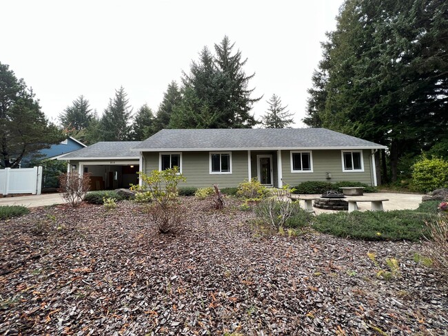 Primary Photo - Very Nice Home in Waldport!