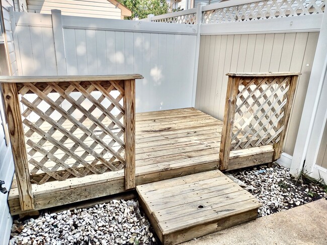 Building Photo - Updated Chimney Hill Condo Available 03-25...