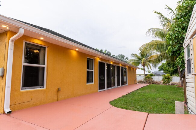 Building Photo - 2853 SE Melaleuca Blvd
