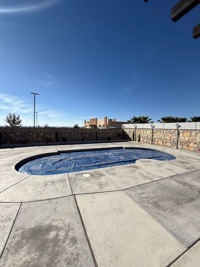 Building Photo - Beautiful home in Sonoma Springs! 4bed, 2.5 baths