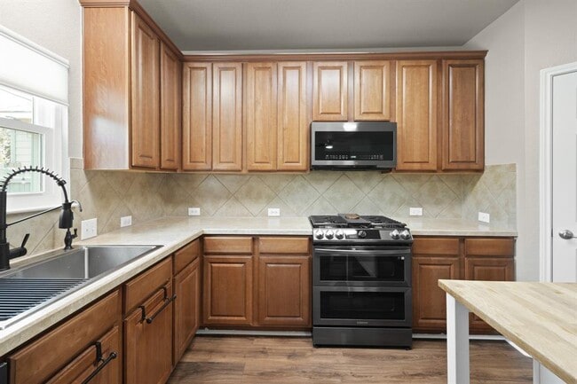 Building Photo - 1121 Boxwood Loop