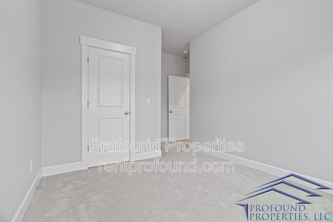 Building Photo - 6843 SE Red Alder St