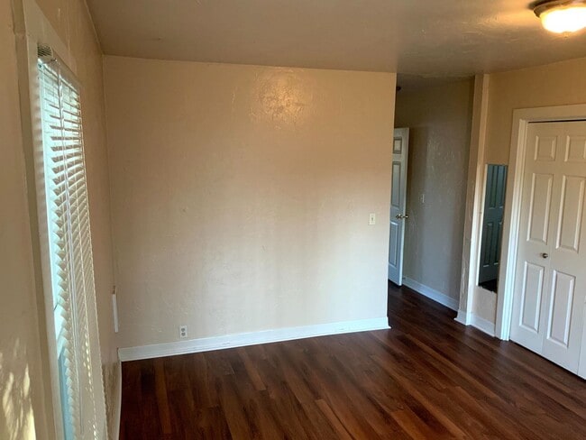 Building Photo - 1 Bedroom Duplex in Midtown Near the Whit