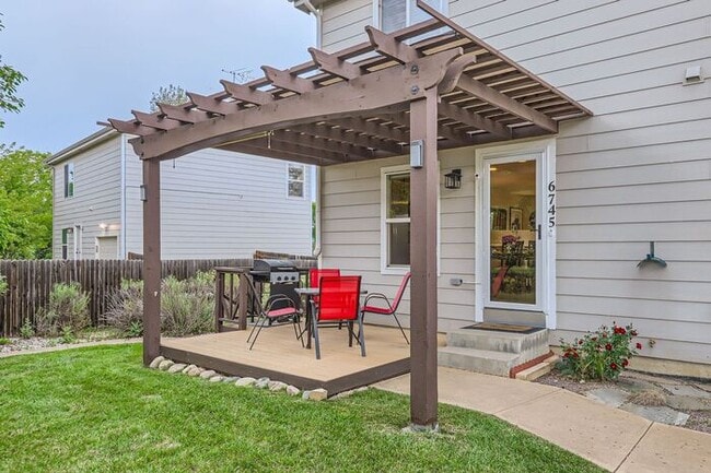 Building Photo - Updated 4-Bedroom with Serene Outdoor Spac...