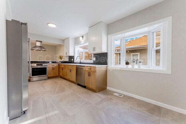 Building Photo - 3303 Division St