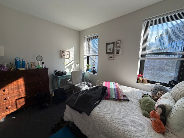 Building Photo - 843 Beacon St