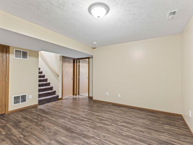 Building Photo - Beautiful Finishes in Newer Neighborhood
