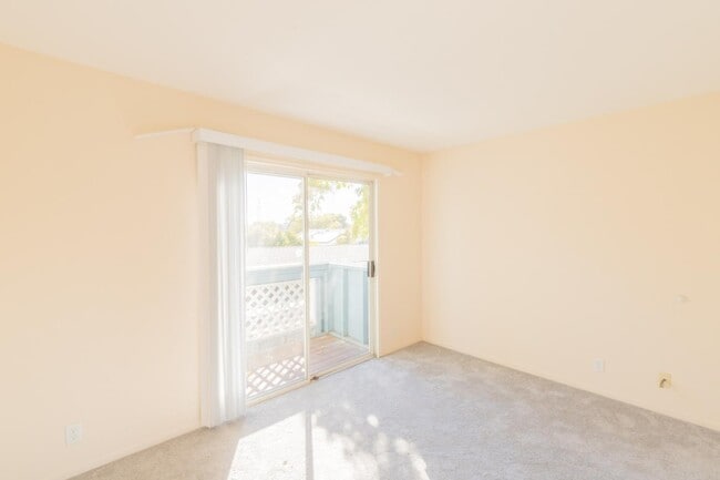 Building Photo - 1527 Four Oaks Cir