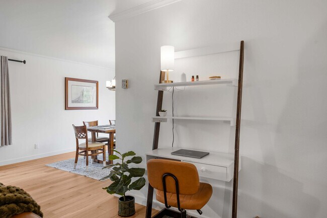 Building Photo - 612 Calle De Los Amigos