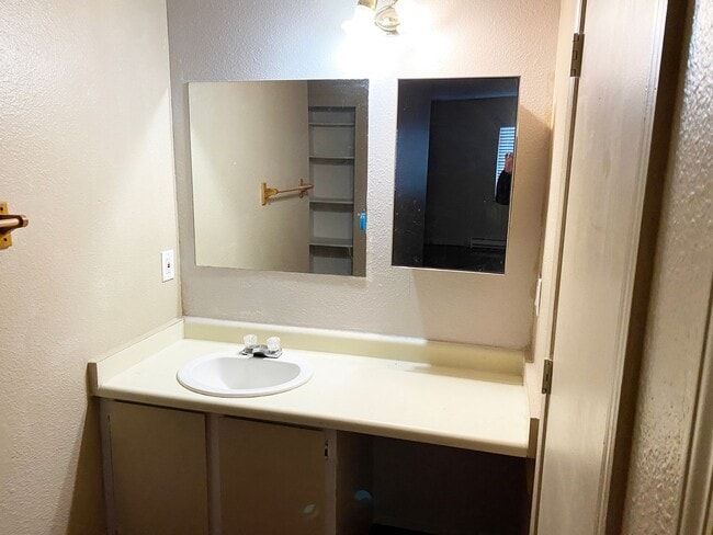 Building Photo - 2 BR, 2 Bath Condo on Tripp Dr in Reno.
