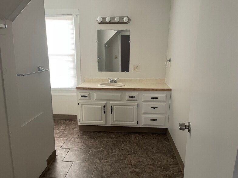 Building Photo - 230 Sturges Ave