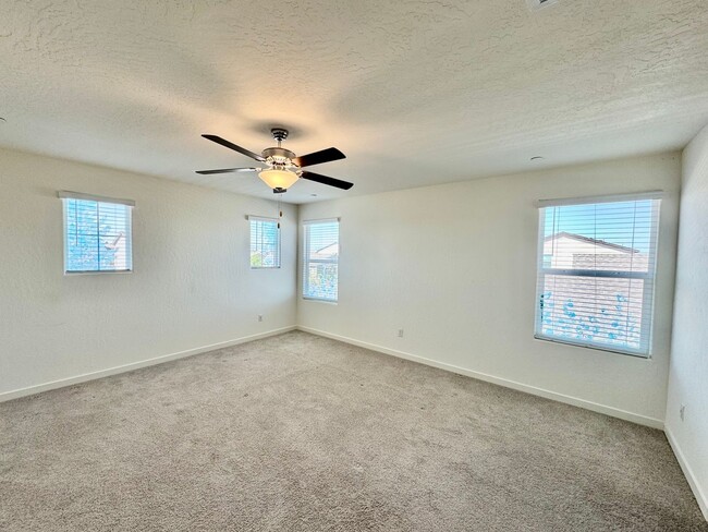Building Photo - Huge 5 Bedroom + Den, 3 Bath Home Close to...