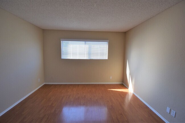 Building Photo - 12142 Oxnard St