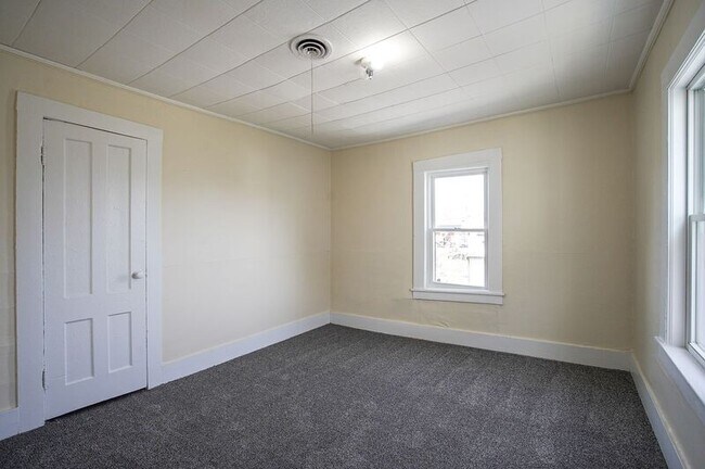 Building Photo - 32 Joy St