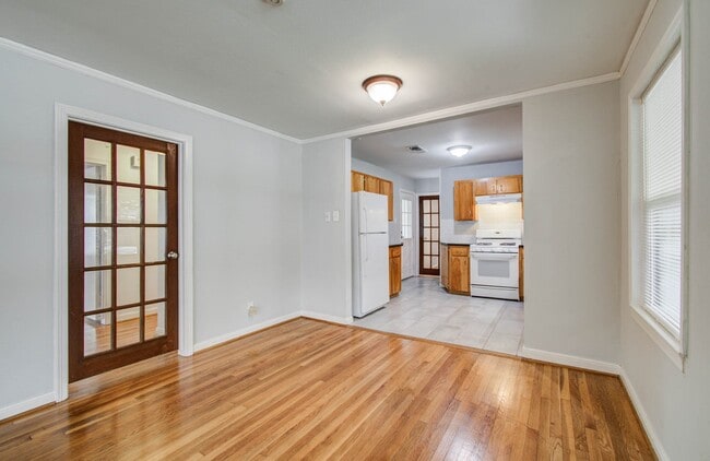 Building Photo - 5519 Huisache St