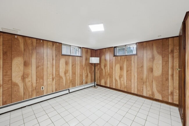 Building Photo - 48 Marinus St