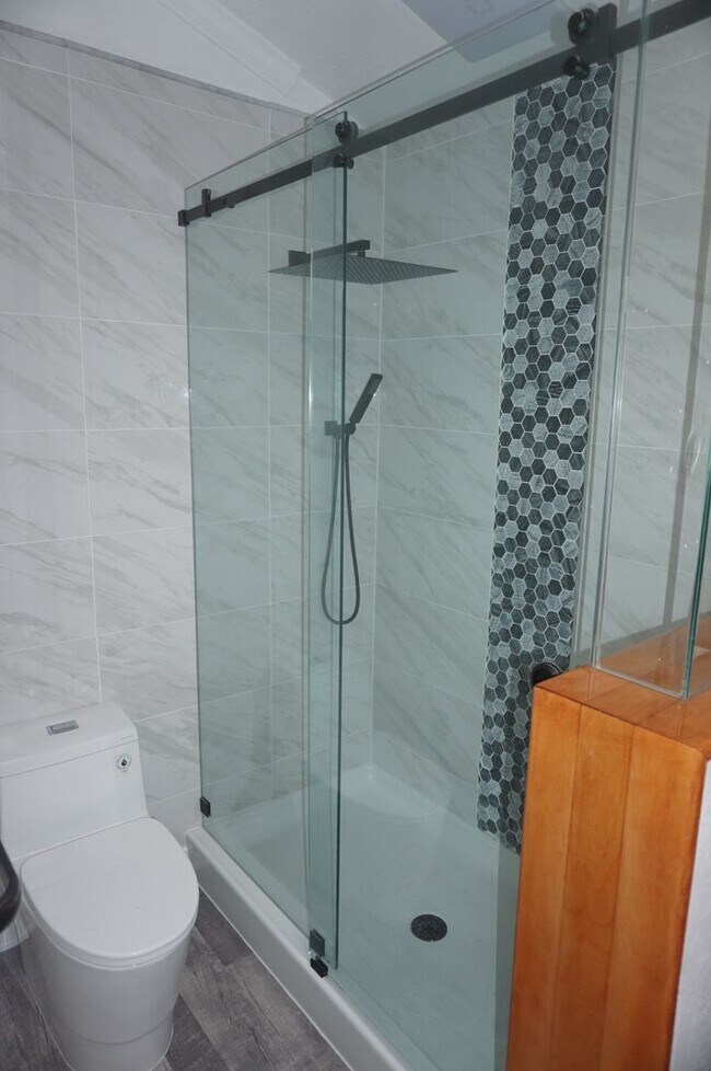 Building Photo - Wonderfully Remodeled 1 Bedroom with Stunn...