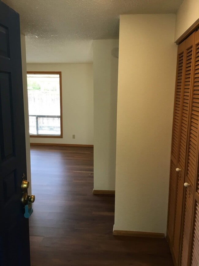 Building Photo - 2 Bedroom, 1 Bath Home in Cal Young Neighborhood