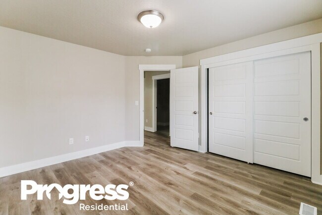 Building Photo - 574 S 2250 W