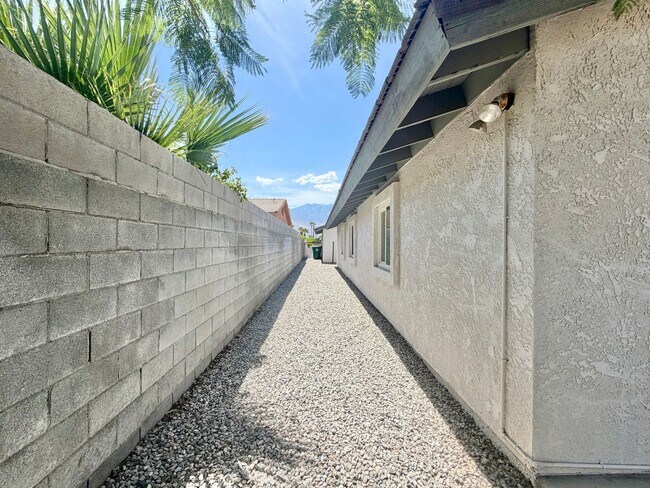 Building Photo - AVAILABLE NOW!! 3 Bedroom/ 2 Bathroom Duplex in Cathedral City!