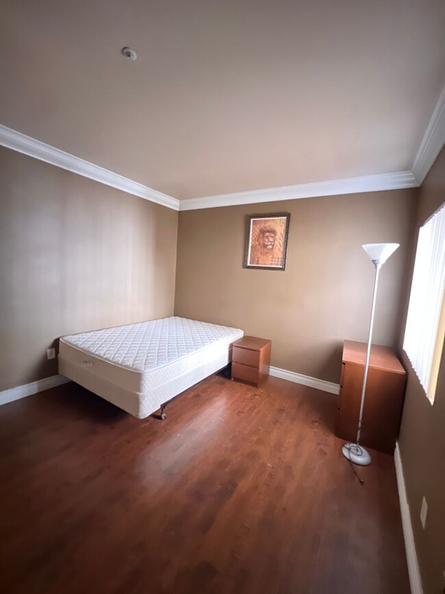 Building Photo - Fully furnished (Short Term Available) / G...