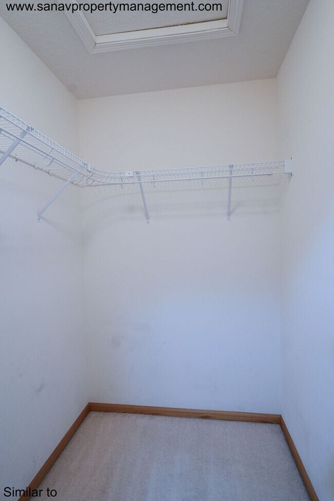 Building Photo - Spacious 2-Bedroom Townhome in Prime West Des Moines Location!