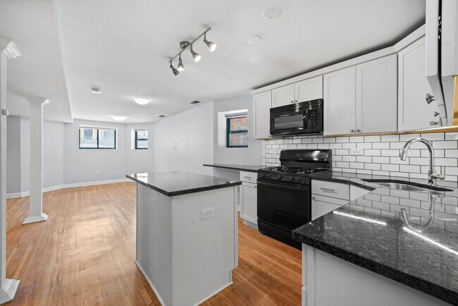 Building Photo - 2642 N Sacramento Ave