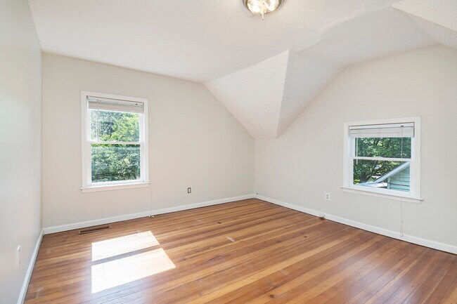 Building Photo - 243 Iswald St SE