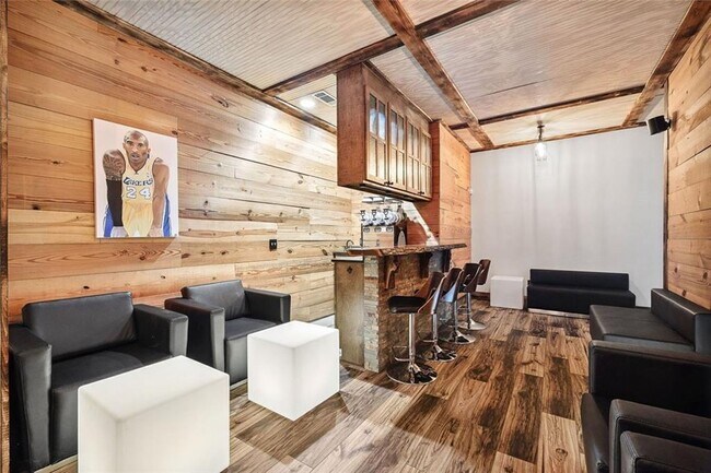 Building Photo - 11140 W Rd