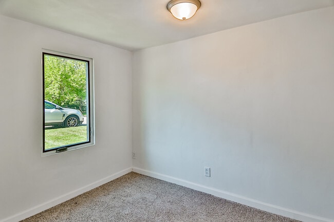 Building Photo - 402 Marquette Rd