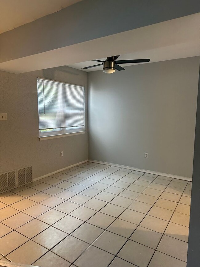 Building Photo - Great Berkshire Estates Condo HEAT INCLUDED