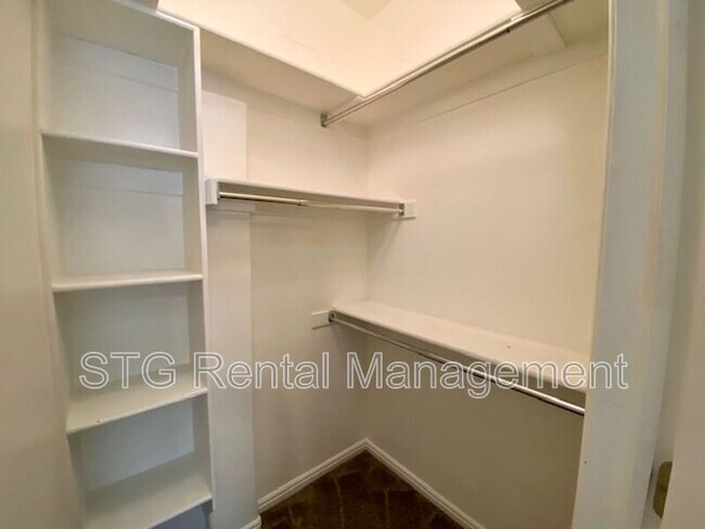 Building Photo - 2215 Chandler Dr