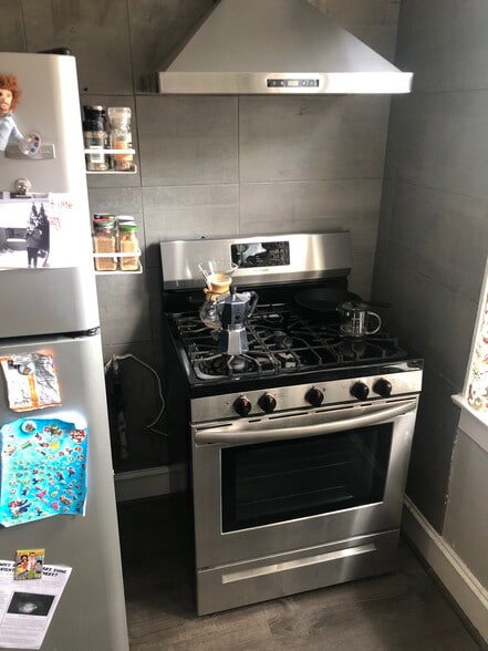 Kitchen - 328 Cedar Ave