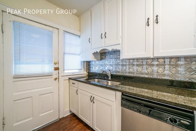 Building Photo - Available in October! Located in Grandview...
