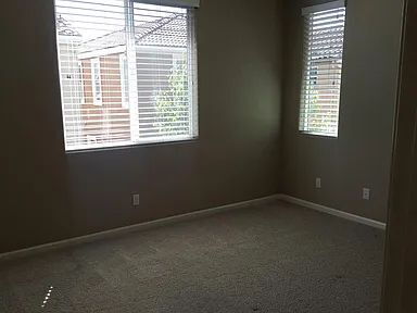 Building Photo - Well Maintained, spacious 3 bedroom single family home nestled in a great neighborhood in Rosevil...