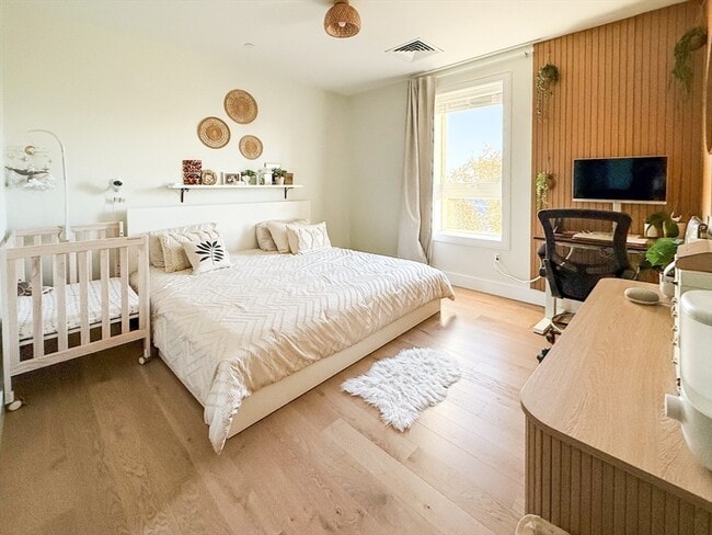 Building Photo - 301 Border St