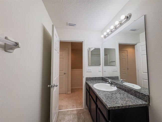 Building Photo - 7079 Woodchase Glen Dr