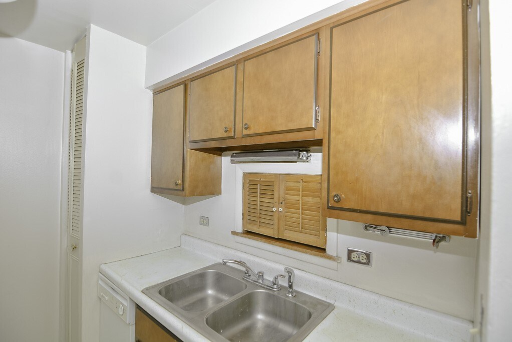 Building Photo - 650 W Wrightwood Ave