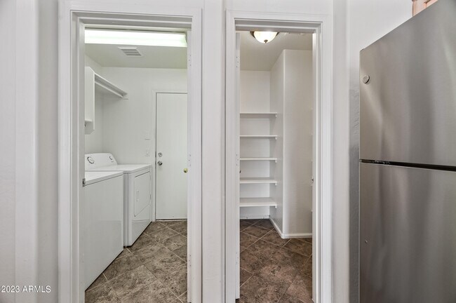 Building Photo - 43927 W Cypress Ln