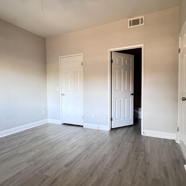 Building Photo - 2 Bed, 2 Bath condo, ground floor unit