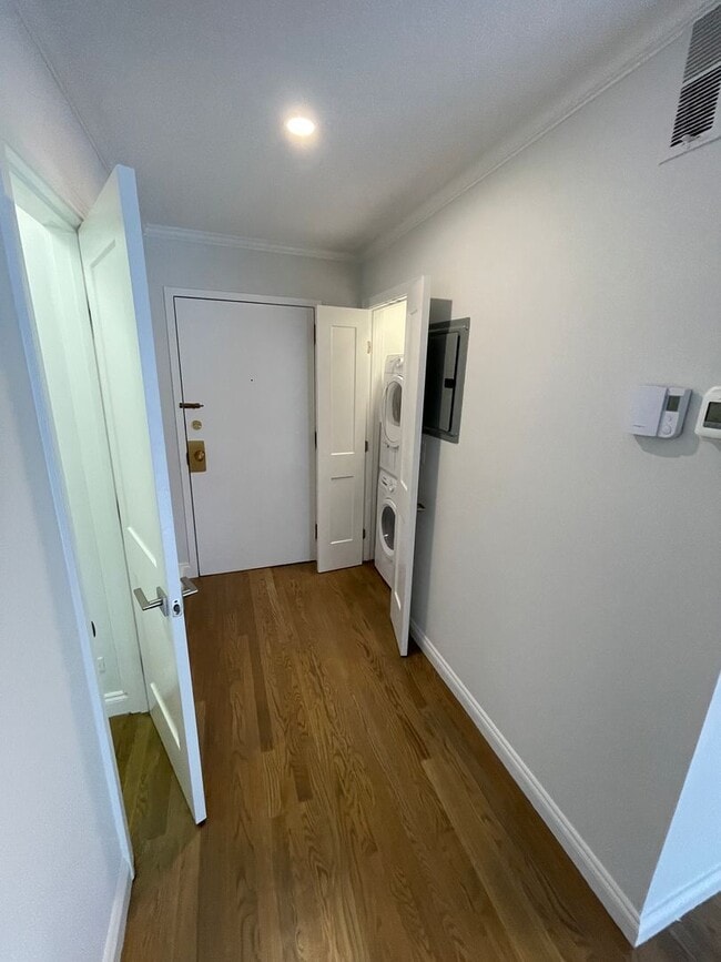 Building Photo - Luxury Penthouse with covered parking