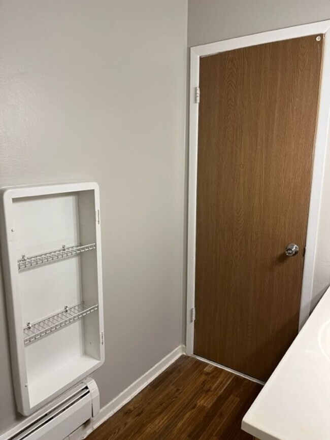 Building Photo - Charming 1 bedroom/1 bathroom apartment ne...