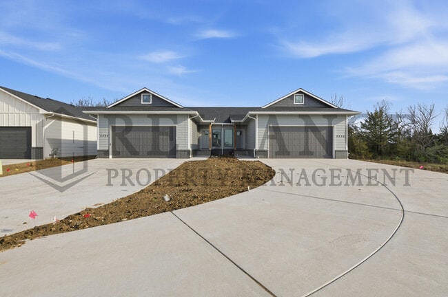 Building Photo - 5240 N Pinecrest Ct