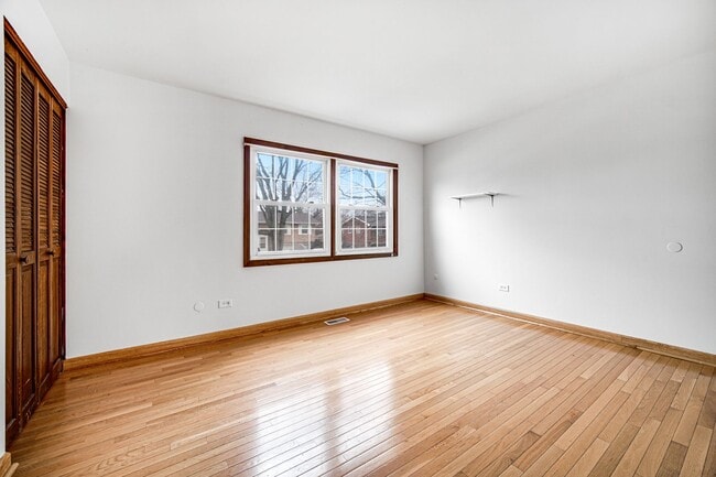 Building Photo - 4 Bed 2.5 Bath in Des Plaines