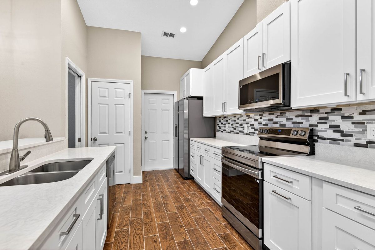 Building Photo - 6535 Brentwood Dr.