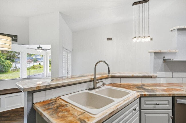 Building Photo - "Charming 3-Bedroom Home with 2 Full Baths and 2032 Sq Ft of Comfort in Palm Coast!"