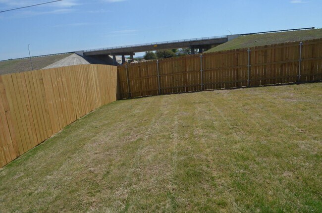 Building Photo - 983 Cline Dr